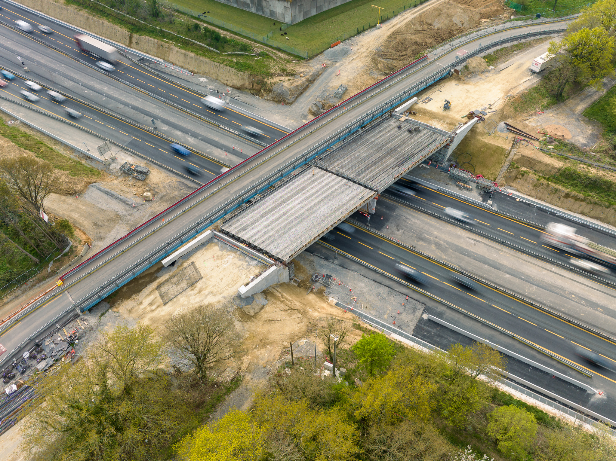 La construction du nouveau pont de la route de La Chapelle progresse avec la pose des poutres du tablier